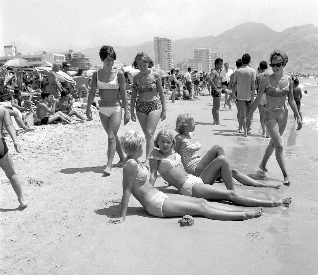 Varias mujeres en bikini, en el Benidorm de 1964.