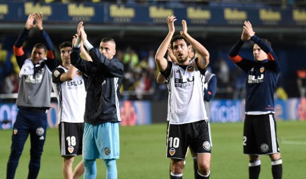 Los futbolistas del Valencia saludan a la afición en el Estadio de la Cerámica. 