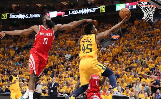 James HArden defiende a Donovan Mitchell. 