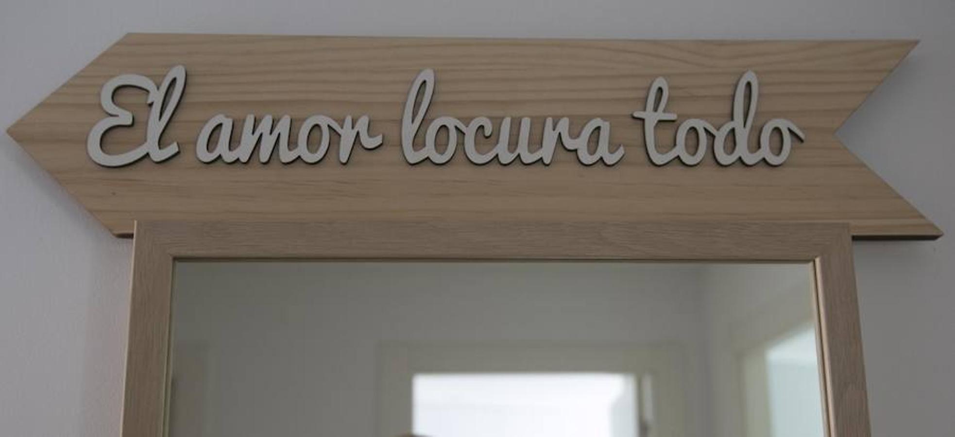 Muchas historias confluyen entre sus paredes: la del pequeño Álex y su habitación-jungla, la de los muebles arrancados al olvido, las que se reflejan en cada rincón de un hogar repleto de recuerdos... La casa de Verónica Sánchez se encuentra en Patraix y está llena de detalles, recuerdos personales, piezas singulares y mucha luz natural. 