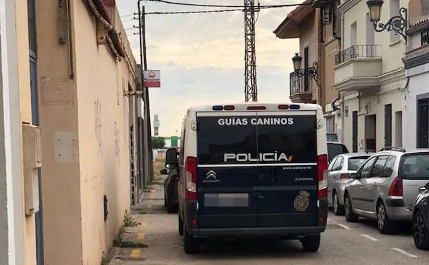 Un vehículo policial en la calle Rafael Mollá Rodrigo.
