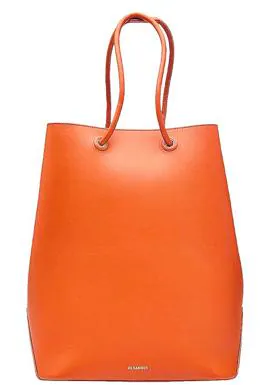 BOLSO MINIMALISTA. Los bolsos de cuero y funcionales resultan clave para armonizar cualquier conjunto, lo mismo formal que casual.