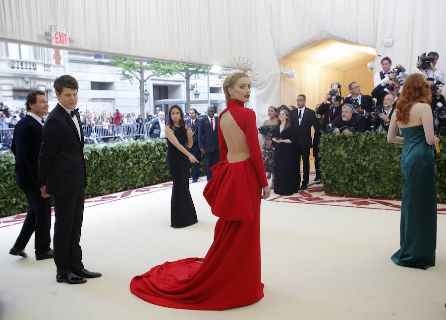 Madonna, Rihanna, Sarah Jessica Parker y Amal Clooney, entre otras, despertaron los gritos de admiración en la célebre gala del Museo Metropolitano de Nueva York, que reúne cada año a la crema y nata de la élite neoyorquina y a las mayores estrellas de la moda, el cine, la música y la televisión estadounidenses. Cada año la gala se inspira en una exposición paralela en el Met, y este año el tema escogido fue la relación entre la moda y el imaginario católico.