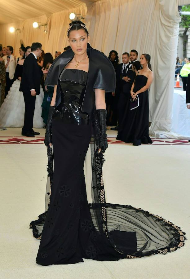 Madonna, Rihanna, Sarah Jessica Parker y Amal Clooney, entre otras, despertaron los gritos de admiración en la célebre gala del Museo Metropolitano de Nueva York, que reúne cada año a la crema y nata de la élite neoyorquina y a las mayores estrellas de la moda, el cine, la música y la televisión estadounidenses. Cada año la gala se inspira en una exposición paralela en el Met, y este año el tema escogido fue la relación entre la moda y el imaginario católico.