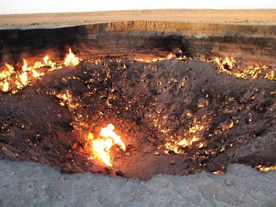 En el borde, la temperatura alcanza los 400ºC, lo que hace insoportable permanecer poco más de unos segundos contemplando el pozo.