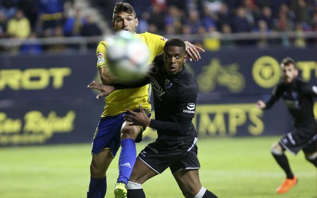 Barral pelea por el balón durante un partido del Cádiz de esta temporada. 