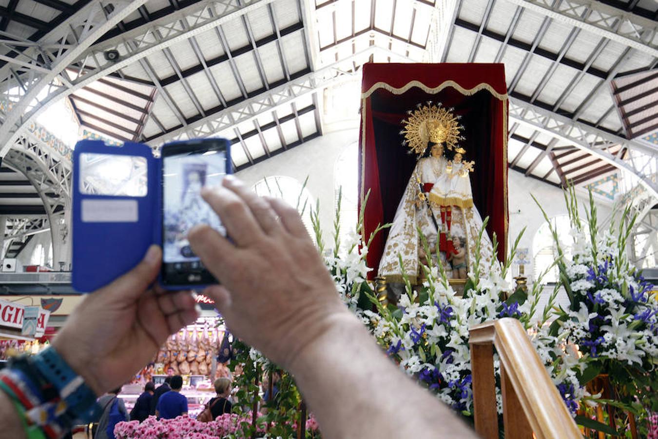 Fotos: La ofrenda a la Virgen en el Mercado Central