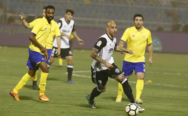 Simone Zaza lleva el balón en el partido contra el Al-Nassr.