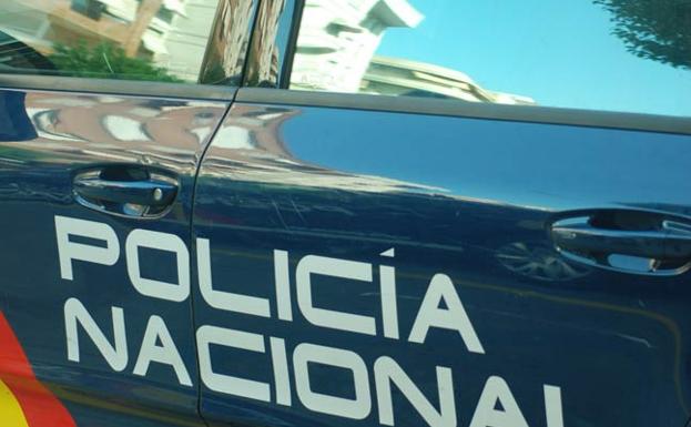 Roba 16 envases de salmón y se bebe un brik de vino al ver que llamaban a la Policía en Valencia