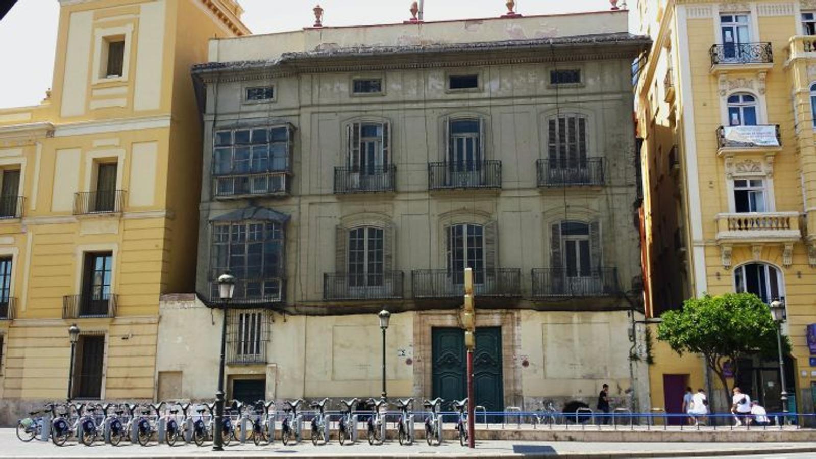 Palacio de los Marqueses de Montortal | Construido a finales del siglo XVIII (hacia 1782) y de estilo barroco, el palacio de los Marqueses de Montortal está situado en la plaza de Tetuán número 4.