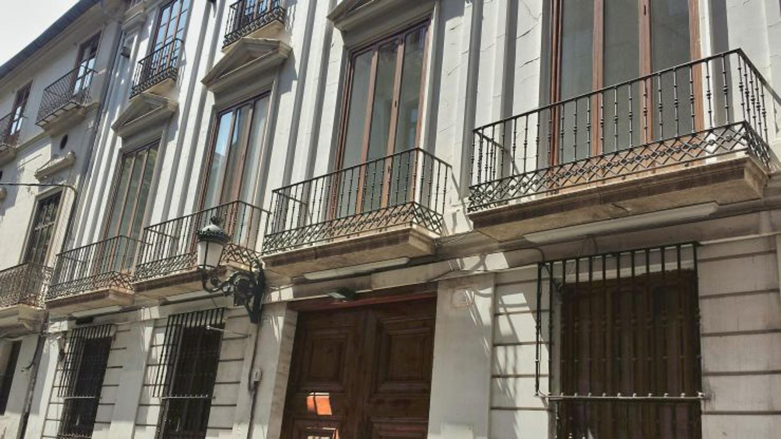 Además, conserva en su interior restos de sus etapas anteriores: arcos trilobulados y artesonados policromados del siglo XV, y especialmente una sección de la muralla árabe con la torre donde se encontraba la "puerta de la culebra" (Bab al-Hannax). Su aspecto exterior actual responde al proyecto redactado en 1865 por el arquitecto Salvador Monmeneu Escrig. Su reciente rehabilitación, durante 1994, fue para usos recreativo-culturales, según informa la citada web.
