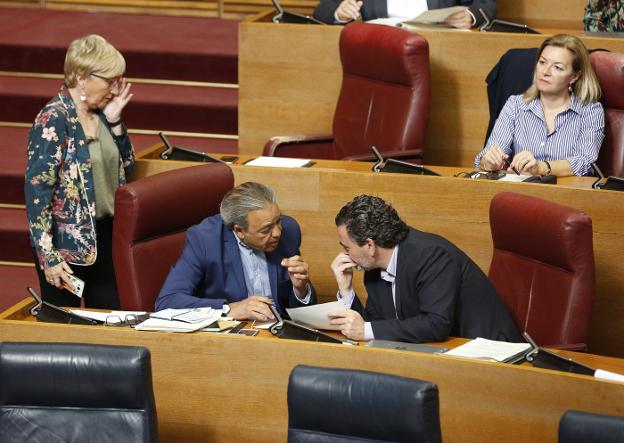 Diputados del PSPV, ayer, en el pleno de Les Corts. 