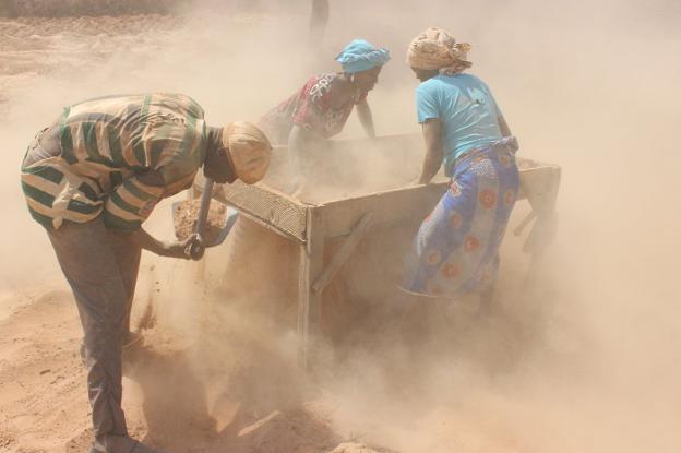 Recolectores africanos, entre el polvo de la chufa en un día de trabajo. 