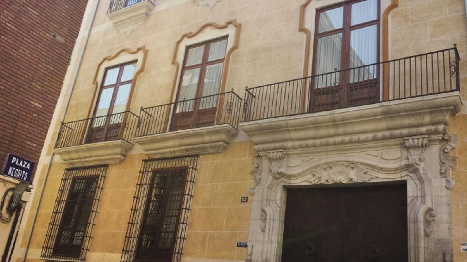 Los Lassala se afincaron en Valencia en el siglo XVIII y centraron sus negocios en la actividad agraria y urbana. La portada adintelada de piedra del palacio, de estilo Luis XIV (barroco francés), es única en Valencia. Entre otras, la edificación cuenta con un 'salón azul' con una pequeña capilla u oratorio, así como una biblioteca con volúmenes de gran interés.