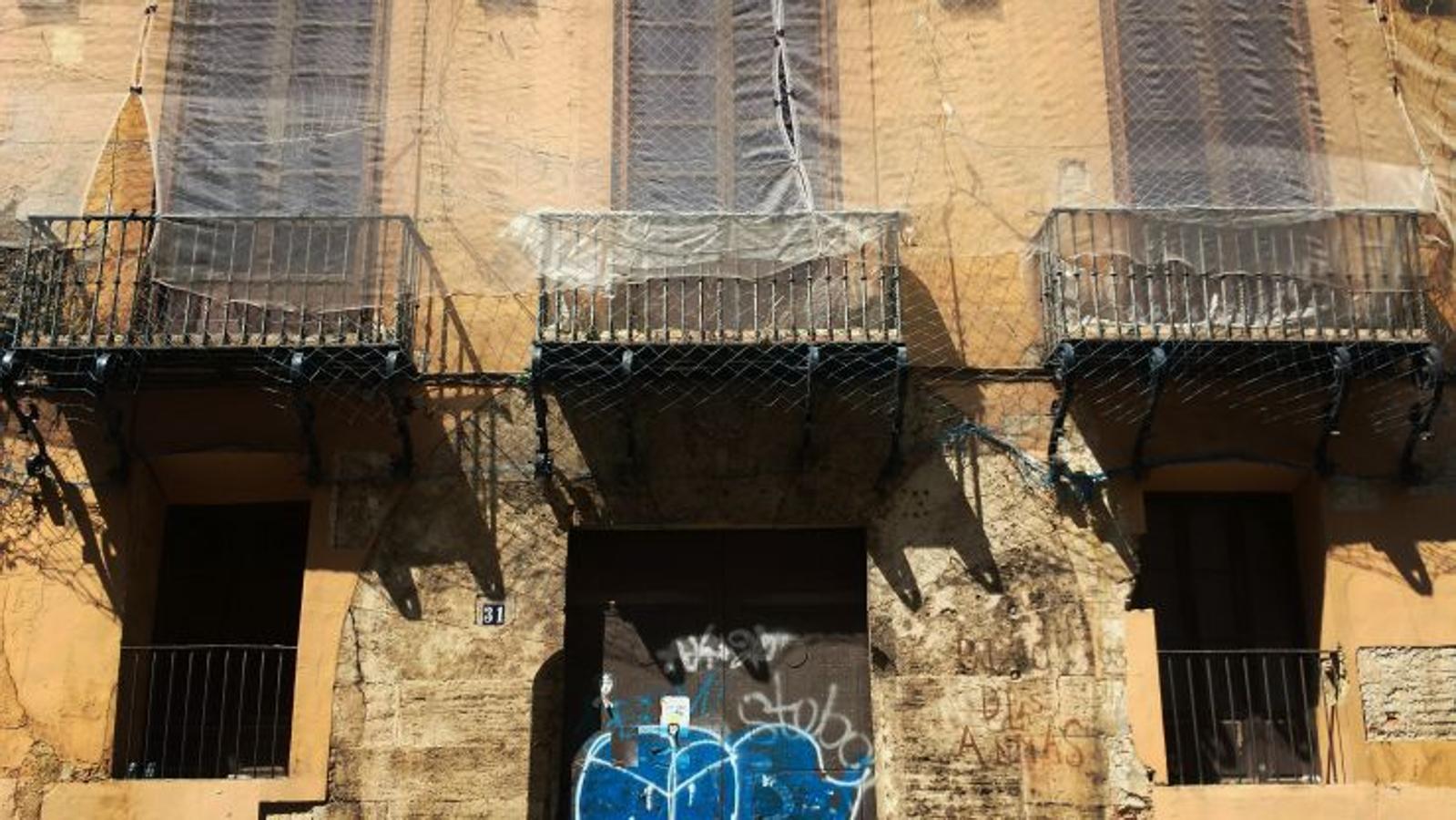 Palacio de los Valeriola | Construido a principios del siglo XVII por la familia Valeriola, una de las primeras que llegó a Valencia tras la reconquista, se encuentra en el número 31 de la calle del Mar. Tiene un estilo neoclásico y en el exterior, la planta principal o planta noble se caracteriza por cinco balcones con antepechos de hierro, rematados con frontones clásicos de forma triangular.