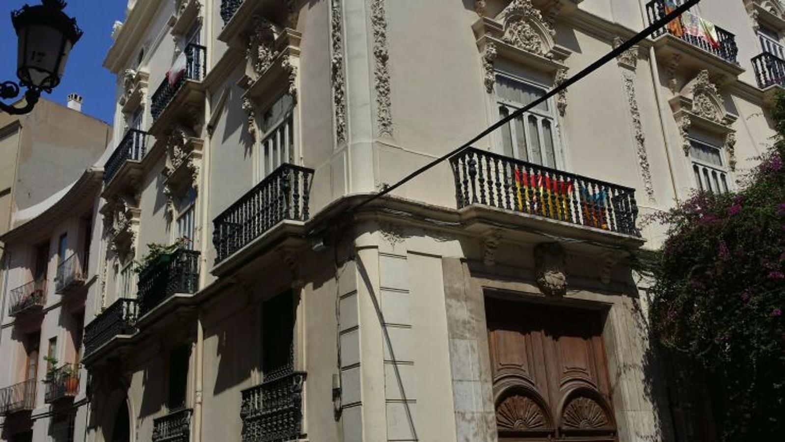 La edificación, de gran riqueza ornamental y repertorio neobarroco, data de la segunda mitad del siglo pasado. En su interior, al atravesar cualquiera de las dos grandes puertas, se observa un amplio zaguán con una zona de carruajes, zócalos de cerámica y una gran escalera barroca.