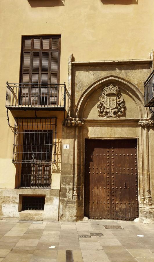 Palacio de los Escrivá i Boil | El Palacio de los Escrivá i Boil, en la calle San Luis Beltrán, 2, constituye un importante ejemplo de casa señorial del siglo XV, evidenciando una fachada dieciochesca. Al ser antigua sede de la Sociedad de Amigos del País se crearon amplios balcones y se cegaron elementos góticos, recuperados en una restauración llevada a cabo en 1976. 