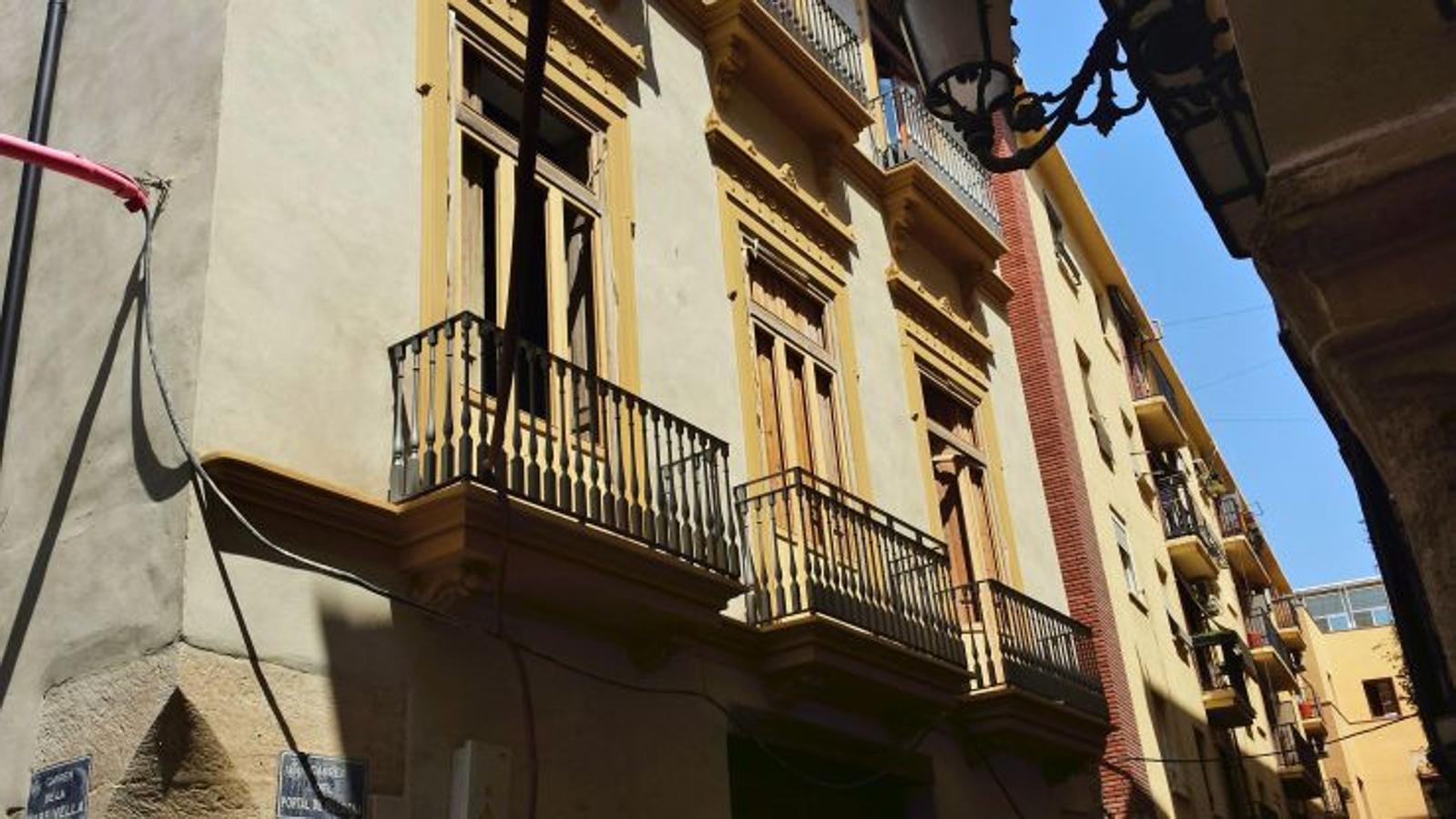 Palacio de los Pascual Guillem | A la altura del número 4 en la calle Portal de la Valldigna de Valencia se encuentra el Palacio de los Pascual GUillem, un edificio datado del siglo XVII.