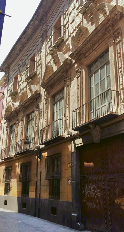 Palacio de los Condes de Alpuente | En la Valencia antigua, en la calle Caballeros era donde vivían los más encumbrados linajes de la nobleza local. Además del Palacio de los Daya Nueva, en esta misma calle, pero en los números 26 y 28, se alza el Palacio de los Condes de Alpuente. 