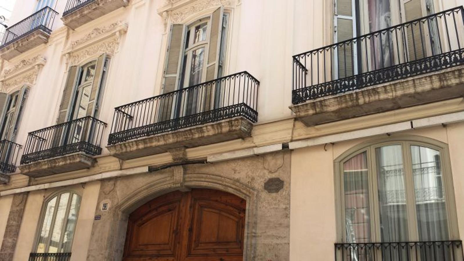 Fue reformado en 1858 por el arquitecto Sebastián Monleón Estellés, dotándole su actual configuración en estilo ecléctico. El edificio tiene una fachada lateral recayente a la calle Abadía de San Nicolás.