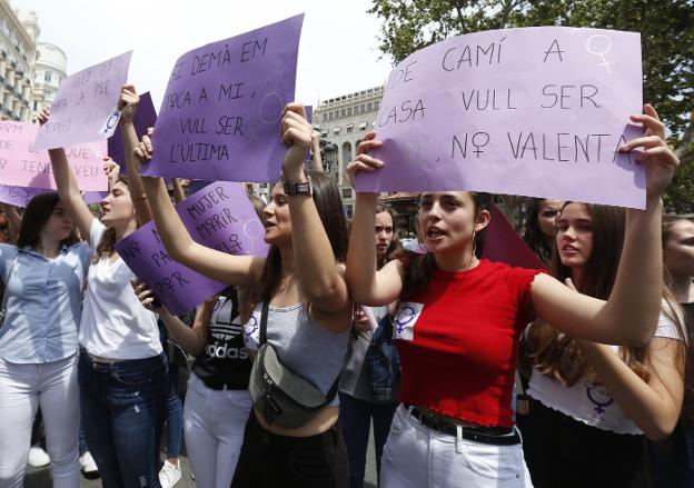 Asistentes ayer a la protesta contra la sentencia de 'la Manada' en la plaza del Ayuntamiento de Valencia. 