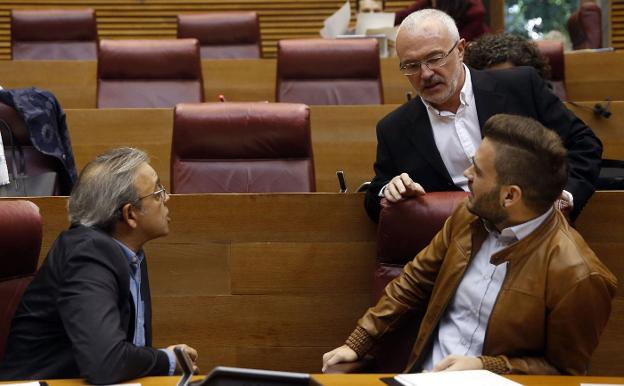 El síndic del PSPV, Manolo Mata, y el de Compromís, Fran Ferri, escuchan al exsíndic de Podemos, Antonio Montiel. 