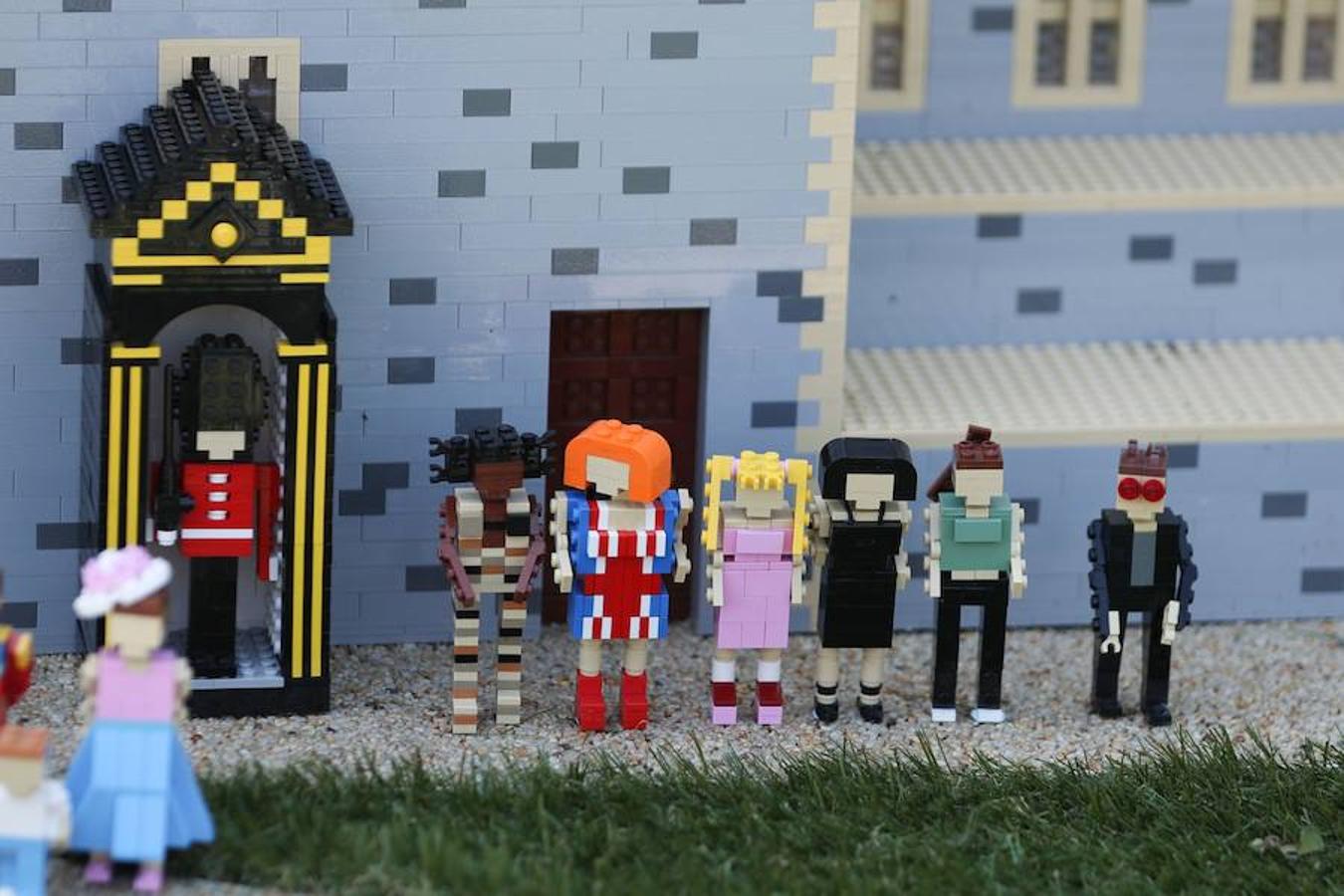 El Príncipe Harry y su prometida Meghan Markle ya tienen su figura de Lego. La pareja contraerá matrimonio el próximo 19 de mayo y para la ocasión el parque temático Legoland de Gran Bretaña ha recreado el enlace con un total de 60 mil piezas. Los prometidos no solo tienen su muñeco sino también su propio Castillo de Windsor. En esta reproducción también aparecen desde la Familia Real al completo, pasando por los invitados y como no, los fotógrafos y las cámaras que inmortalizarán el enlace.