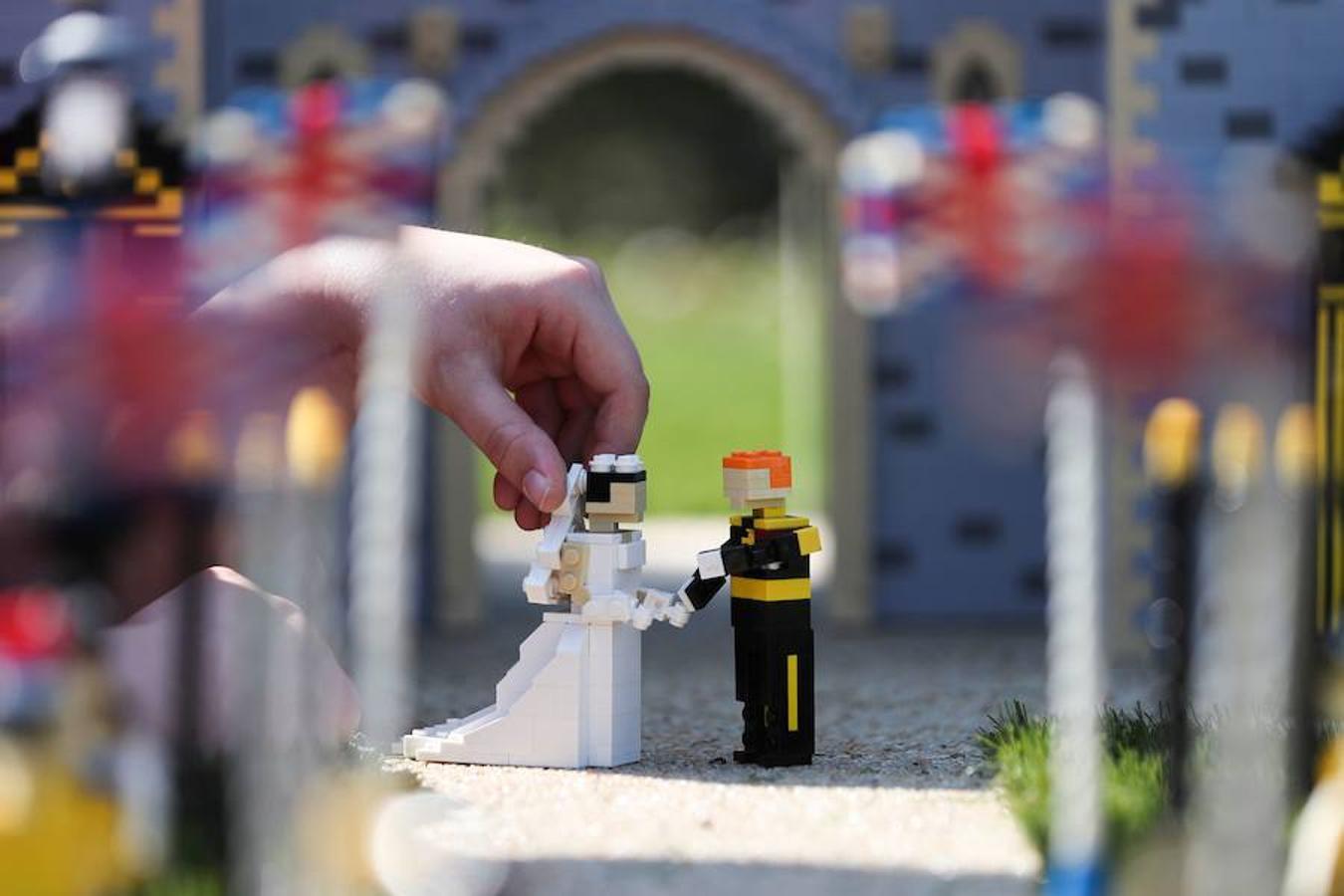 El Príncipe Harry y su prometida Meghan Markle ya tienen su figura de Lego. La pareja contraerá matrimonio el próximo 19 de mayo y para la ocasión el parque temático Legoland de Gran Bretaña ha recreado el enlace con un total de 60 mil piezas. Los prometidos no solo tienen su muñeco sino también su propio Castillo de Windsor. En esta reproducción también aparecen desde la Familia Real al completo, pasando por los invitados y como no, los fotógrafos y las cámaras que inmortalizarán el enlace.