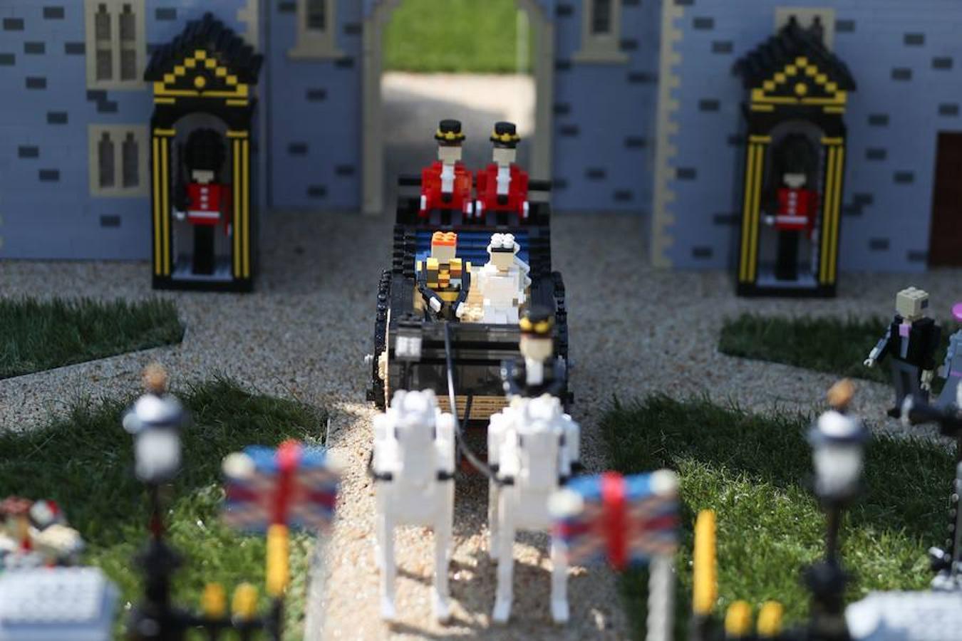 El Príncipe Harry y su prometida Meghan Markle ya tienen su figura de Lego. La pareja contraerá matrimonio el próximo 19 de mayo y para la ocasión el parque temático Legoland de Gran Bretaña ha recreado el enlace con un total de 60 mil piezas. Los prometidos no solo tienen su muñeco sino también su propio Castillo de Windsor. En esta reproducción también aparecen desde la Familia Real al completo, pasando por los invitados y como no, los fotógrafos y las cámaras que inmortalizarán el enlace.