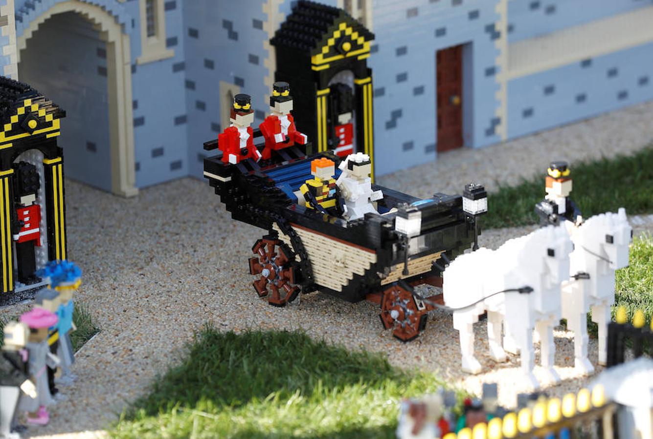 El Príncipe Harry y su prometida Meghan Markle ya tienen su figura de Lego. La pareja contraerá matrimonio el próximo 19 de mayo y para la ocasión el parque temático Legoland de Gran Bretaña ha recreado el enlace con un total de 60 mil piezas. Los prometidos no solo tienen su muñeco sino también su propio Castillo de Windsor. En esta reproducción también aparecen desde la Familia Real al completo, pasando por los invitados y como no, los fotógrafos y las cámaras que inmortalizarán el enlace.