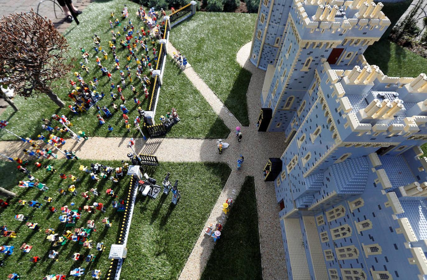 El Príncipe Harry y su prometida Meghan Markle ya tienen su figura de Lego. La pareja contraerá matrimonio el próximo 19 de mayo y para la ocasión el parque temático Legoland de Gran Bretaña ha recreado el enlace con un total de 60 mil piezas. Los prometidos no solo tienen su muñeco sino también su propio Castillo de Windsor. En esta reproducción también aparecen desde la Familia Real al completo, pasando por los invitados y como no, los fotógrafos y las cámaras que inmortalizarán el enlace.