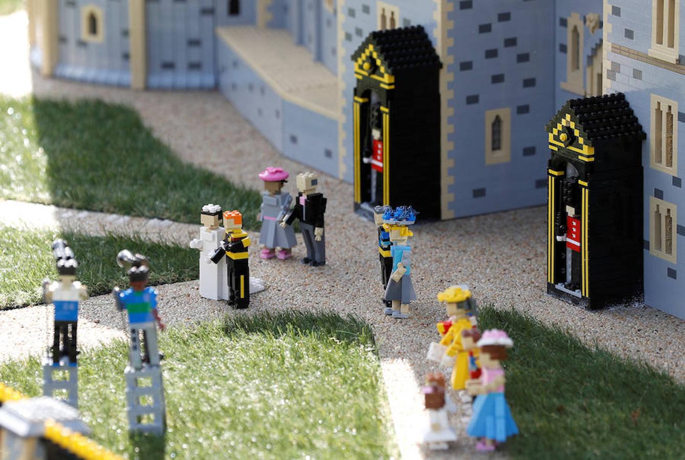 El Príncipe Harry y su prometida Meghan Markle ya tienen su figura de Lego. La pareja contraerá matrimonio el próximo 19 de mayo y para la ocasión el parque temático Legoland de Gran Bretaña ha recreado el enlace con un total de 60 mil piezas. Los prometidos no solo tienen su muñeco sino también su propio Castillo de Windsor. En esta reproducción también aparecen desde la Familia Real al completo, pasando por los invitados y como no, los fotógrafos y las cámaras que inmortalizarán el enlace.