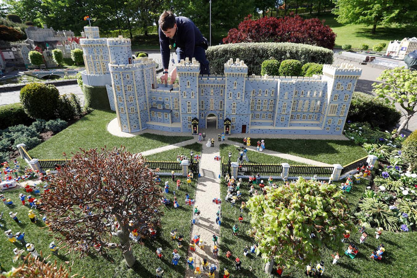 El Príncipe Harry y su prometida Meghan Markle ya tienen su figura de Lego. La pareja contraerá matrimonio el próximo 19 de mayo y para la ocasión el parque temático Legoland de Gran Bretaña ha recreado el enlace con un total de 60 mil piezas. Los prometidos no solo tienen su muñeco sino también su propio Castillo de Windsor. En esta reproducción también aparecen desde la Familia Real al completo, pasando por los invitados y como no, los fotógrafos y las cámaras que inmortalizarán el enlace.