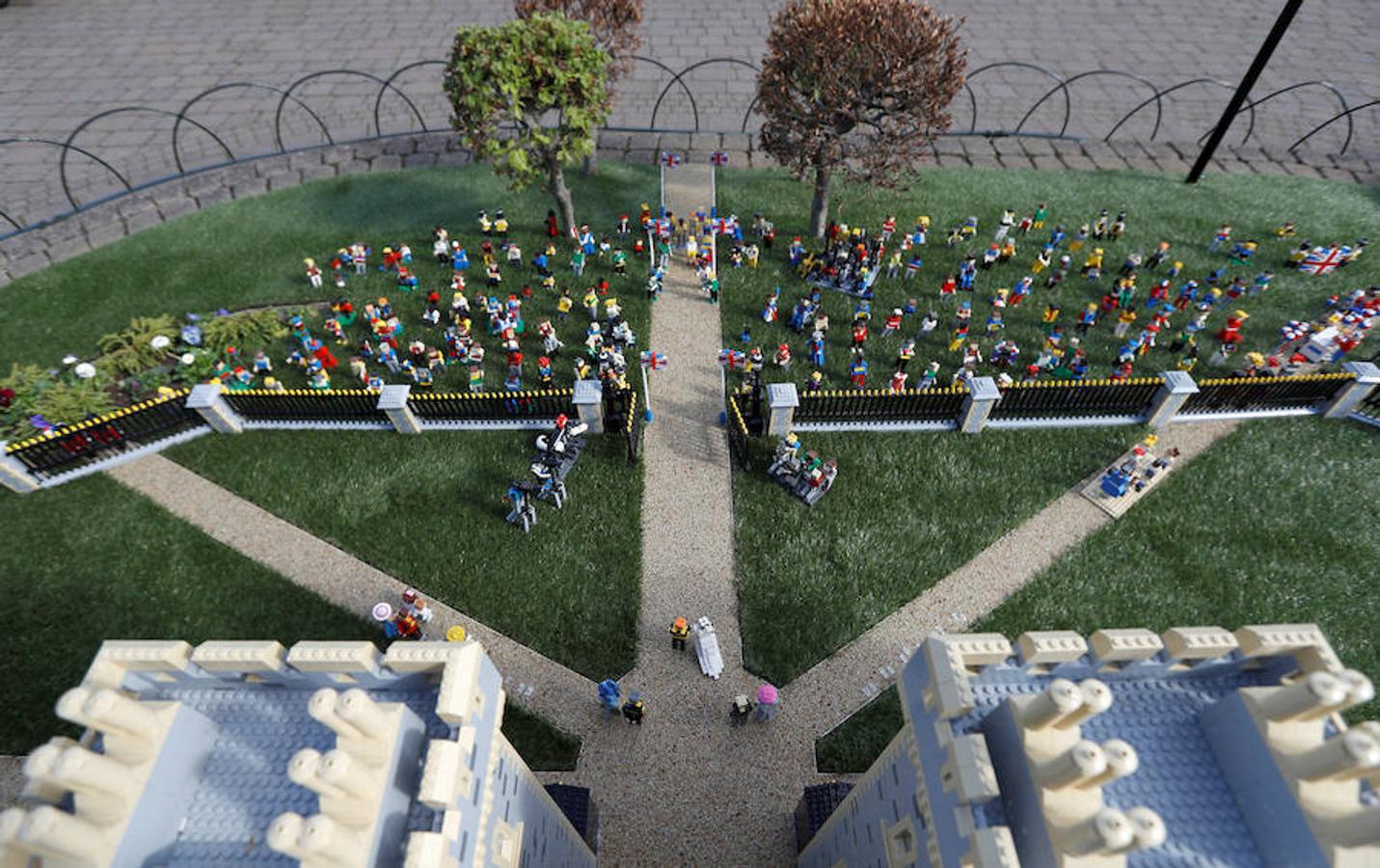 El Príncipe Harry y su prometida Meghan Markle ya tienen su figura de Lego. La pareja contraerá matrimonio el próximo 19 de mayo y para la ocasión el parque temático Legoland de Gran Bretaña ha recreado el enlace con un total de 60 mil piezas. Los prometidos no solo tienen su muñeco sino también su propio Castillo de Windsor. En esta reproducción también aparecen desde la Familia Real al completo, pasando por los invitados y como no, los fotógrafos y las cámaras que inmortalizarán el enlace.