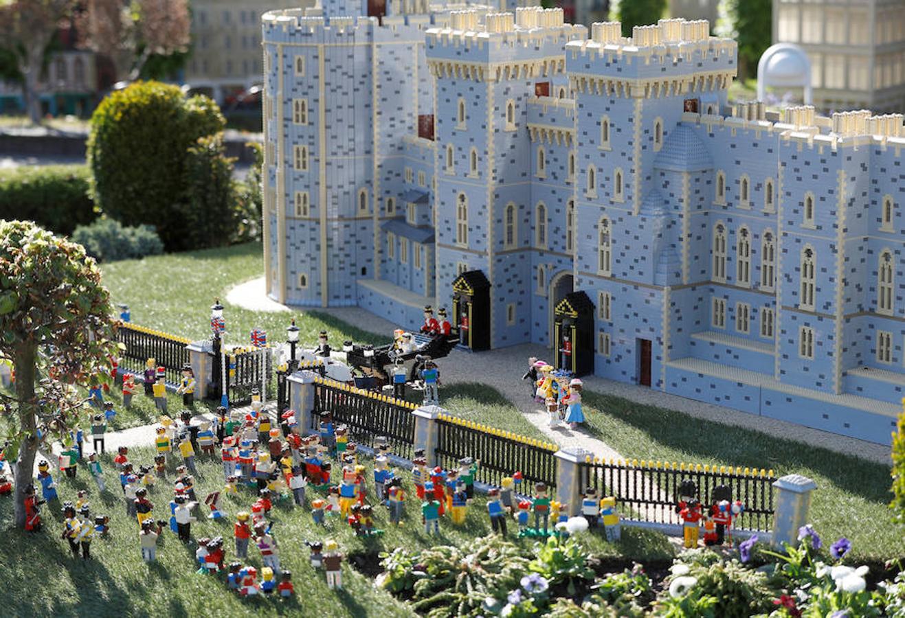 El Príncipe Harry y su prometida Meghan Markle ya tienen su figura de Lego. La pareja contraerá matrimonio el próximo 19 de mayo y para la ocasión el parque temático Legoland de Gran Bretaña ha recreado el enlace con un total de 60 mil piezas. Los prometidos no solo tienen su muñeco sino también su propio Castillo de Windsor. En esta reproducción también aparecen desde la Familia Real al completo, pasando por los invitados y como no, los fotógrafos y las cámaras que inmortalizarán el enlace.