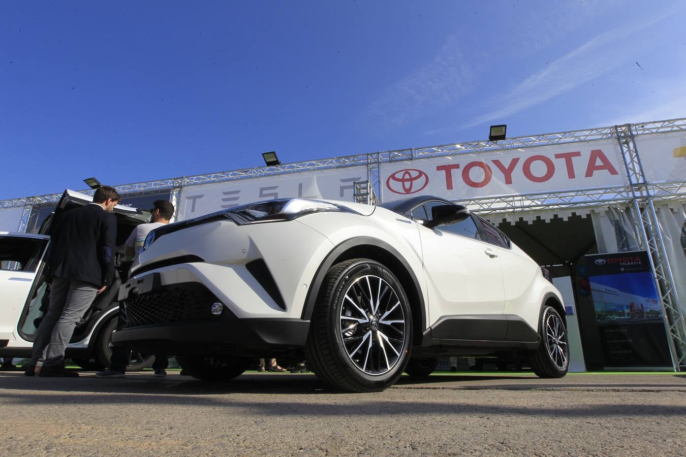 La feria Ecomov afronta este fin de semana, los días 11, 12 y 13 de mayo, su tercera edición con el objetivo de convertirse en el evento de referencia de movilidad ecológica a nivel nacional. La muestra y prueba de coches, que se celebra en la Marina de Valencia, ha abierto al público este viernes y se podrá visitar hasta el domingo 13 de mayo.