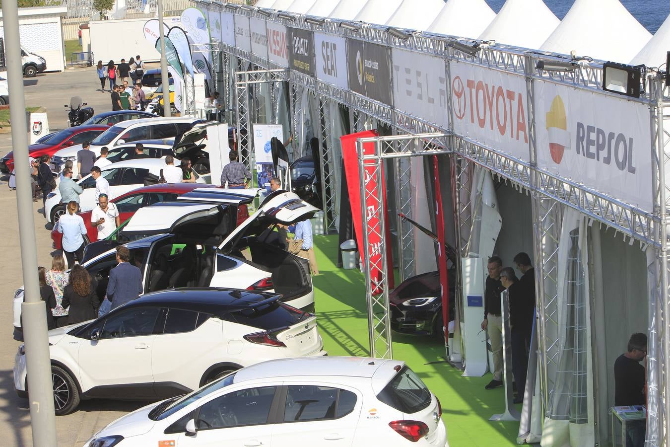 La feria Ecomov afronta este fin de semana, los días 11, 12 y 13 de mayo, su tercera edición con el objetivo de convertirse en el evento de referencia de movilidad ecológica a nivel nacional. La muestra y prueba de coches, que se celebra en la Marina de Valencia, ha abierto al público este viernes y se podrá visitar hasta el domingo 13 de mayo.