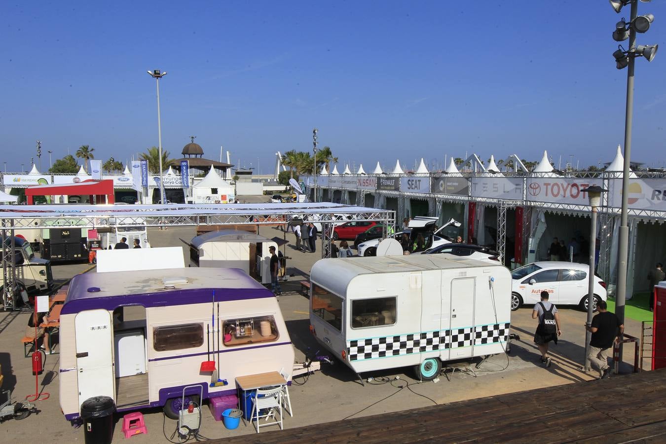 La feria Ecomov afronta este fin de semana, los días 11, 12 y 13 de mayo, su tercera edición con el objetivo de convertirse en el evento de referencia de movilidad ecológica a nivel nacional. La muestra y prueba de coches, que se celebra en la Marina de Valencia, ha abierto al público este viernes y se podrá visitar hasta el domingo 13 de mayo.