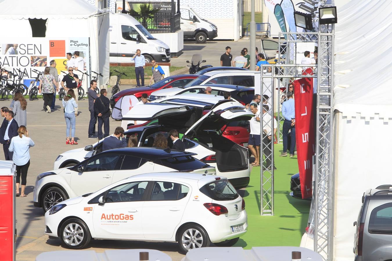 La feria Ecomov afronta este fin de semana, los días 11, 12 y 13 de mayo, su tercera edición con el objetivo de convertirse en el evento de referencia de movilidad ecológica a nivel nacional. La muestra y prueba de coches, que se celebra en la Marina de Valencia, ha abierto al público este viernes y se podrá visitar hasta el domingo 13 de mayo.