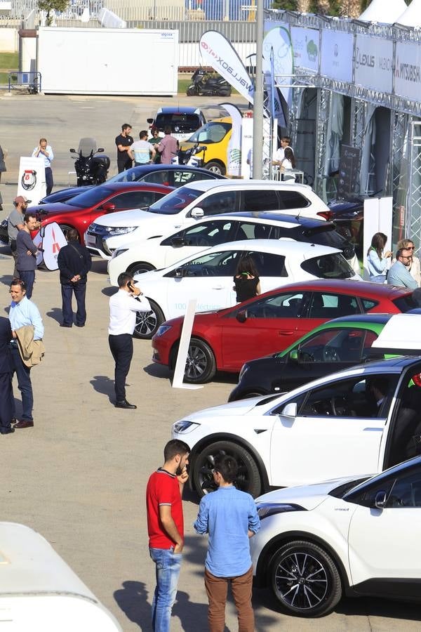 La feria Ecomov afronta este fin de semana, los días 11, 12 y 13 de mayo, su tercera edición con el objetivo de convertirse en el evento de referencia de movilidad ecológica a nivel nacional. La muestra y prueba de coches, que se celebra en la Marina de Valencia, ha abierto al público este viernes y se podrá visitar hasta el domingo 13 de mayo.