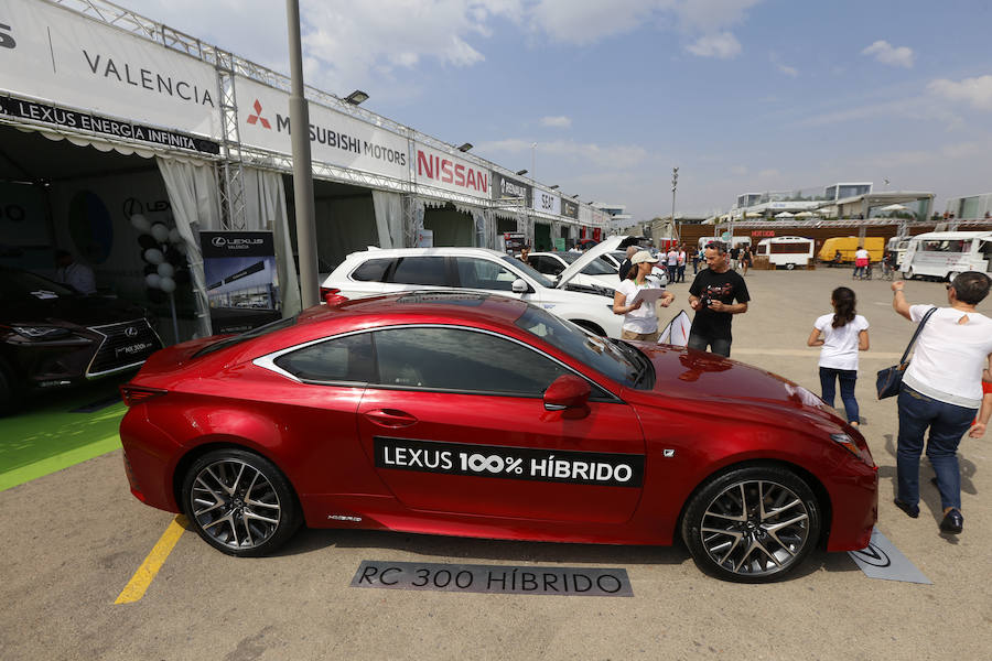 Miles de valencianos han conocido este sábado en La Marina de Valencia lo último en movilidad de la mano de ECOMOV. El evento, que abrió sus puertas el viernes, reúne en más de veinte stands una treintena de automóviles de etiquetas cero y eco entre los que espectaculares Tesla, pero también modelos populares como los Renault, Kia, Nissan, Toyota o Hyundai, made in Spain como Ford, Seat y Opel o de lujo como Mercedes, Lexus o Infiniti. Todos ellos destacan por sus reducidas o nulas emisiones, y se pueden probar en la misma Marina, en el trazado del antiguo circuito de F1. Además, bicis y motos eléctricas completan el evento, que este domingo estará abierto de 10 a 18h junto a la Pérgola del Puerto.