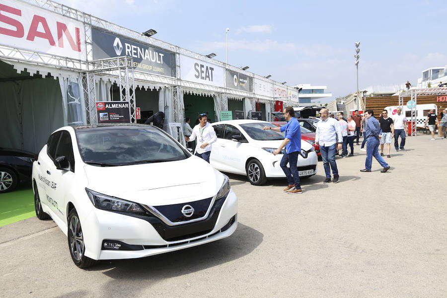 Miles de valencianos han conocido este fin de semana en La Marina de Valencia lo último en movilidad de la mano de ECOMOV. El evento, que abrió sus puertas el viernes, ha reunido en más de veinte stands una treintena de automóviles de etiquetas cero y eco entre los que espectaculares Tesla, pero también modelos populares como los Renault, Kia, Nissan, Toyota o Hyundai, made in Spain como Ford, Seat y Opel o de lujo como Mercedes, Lexus o Infiniti. Todos ellos destacan por sus reducidas o nulas emisiones. Además, bicis y motos eléctricas completan el evento, que ha cerrado sus puertas en la tarde de este domingo.