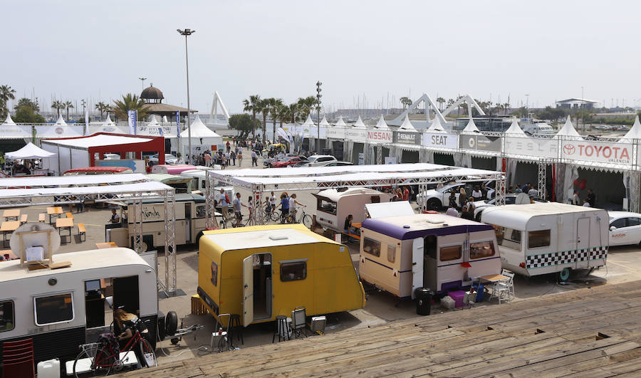 Miles de valencianos han conocido este fin de semana en La Marina de Valencia lo último en movilidad de la mano de ECOMOV. El evento, que abrió sus puertas el viernes, ha reunido en más de veinte stands una treintena de automóviles de etiquetas cero y eco entre los que espectaculares Tesla, pero también modelos populares como los Renault, Kia, Nissan, Toyota o Hyundai, made in Spain como Ford, Seat y Opel o de lujo como Mercedes, Lexus o Infiniti. Todos ellos destacan por sus reducidas o nulas emisiones. Además, bicis y motos eléctricas completan el evento, que ha cerrado sus puertas en la tarde de este domingo.