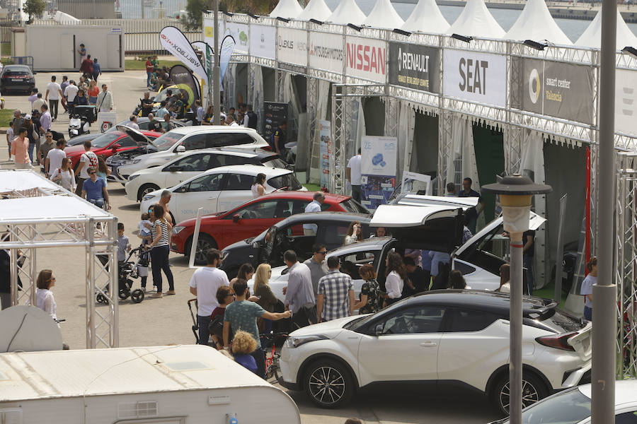 Miles de valencianos han conocido este fin de semana en La Marina de Valencia lo último en movilidad de la mano de ECOMOV. El evento, que abrió sus puertas el viernes, ha reunido en más de veinte stands una treintena de automóviles de etiquetas cero y eco entre los que espectaculares Tesla, pero también modelos populares como los Renault, Kia, Nissan, Toyota o Hyundai, made in Spain como Ford, Seat y Opel o de lujo como Mercedes, Lexus o Infiniti. Todos ellos destacan por sus reducidas o nulas emisiones. Además, bicis y motos eléctricas completan el evento, que ha cerrado sus puertas en la tarde de este domingo.