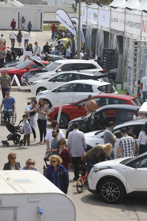 Miles de valencianos han conocido este fin de semana en La Marina de Valencia lo último en movilidad de la mano de ECOMOV. El evento, que abrió sus puertas el viernes, ha reunido en más de veinte stands una treintena de automóviles de etiquetas cero y eco entre los que espectaculares Tesla, pero también modelos populares como los Renault, Kia, Nissan, Toyota o Hyundai, made in Spain como Ford, Seat y Opel o de lujo como Mercedes, Lexus o Infiniti. Todos ellos destacan por sus reducidas o nulas emisiones. Además, bicis y motos eléctricas completan el evento, que ha cerrado sus puertas en la tarde de este domingo.