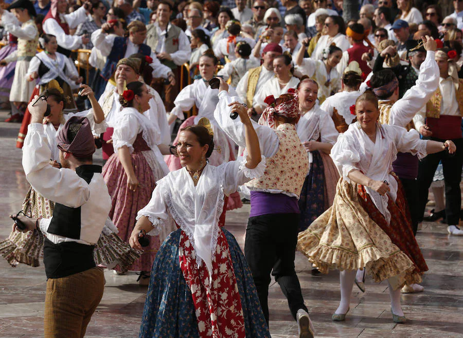Los grupos de danzas de los pueblos han participado este sábado, desde las 18.00 horas, en la tradicional Dansà a la Mare de Déu.