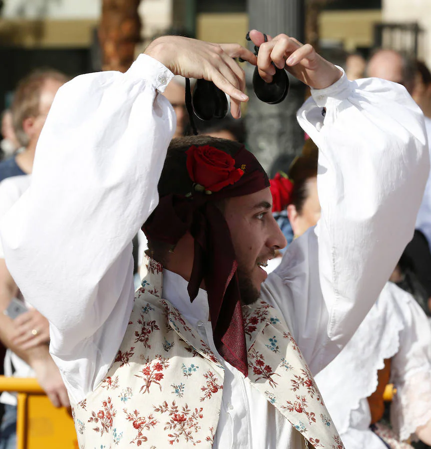 Los grupos de danzas de los pueblos han participado este sábado, desde las 18.00 horas, en la tradicional Dansà a la Mare de Déu.