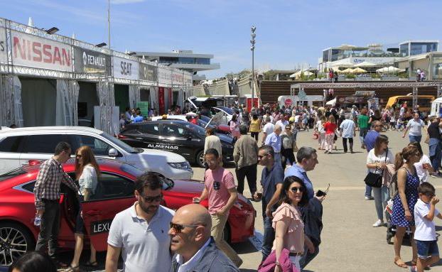 Miles de valencianos visitan ECOMOV en La Marina de Valencia
