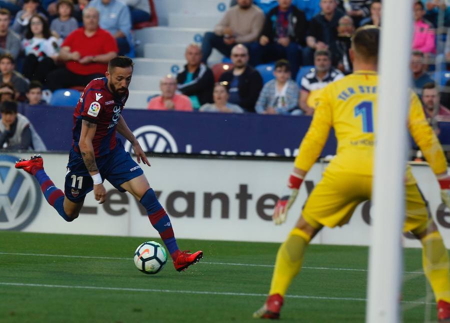 Estas son las mejores imágenes que deja el partido de la penúltima jornada de la Liga, último de los granotas en el Ciutat de València