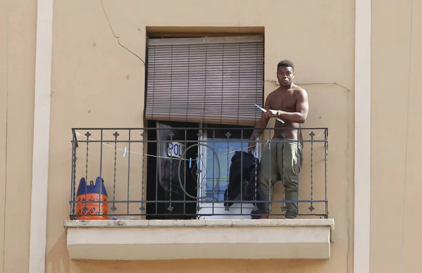 Un joven se ha atrincherado este lunes en el balcón de su casa, en la avenida Peset Aleixandre de Valencia, con varias bombonas de butano y dos cuchillo. Un negociador de la Policía le ha convencido para que entrada en el piso, tras dos horas de alarma en el barrio.